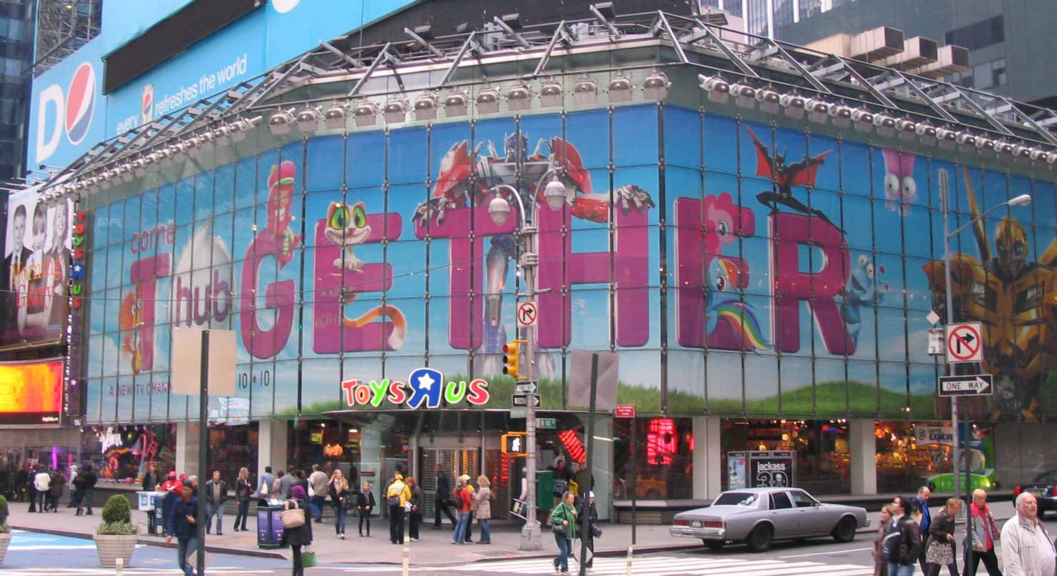 Le magasin géant de Toys R Us sur Time Square, avec un habillage publicitaire pour Hub Network, une chaîne TV pour enfants